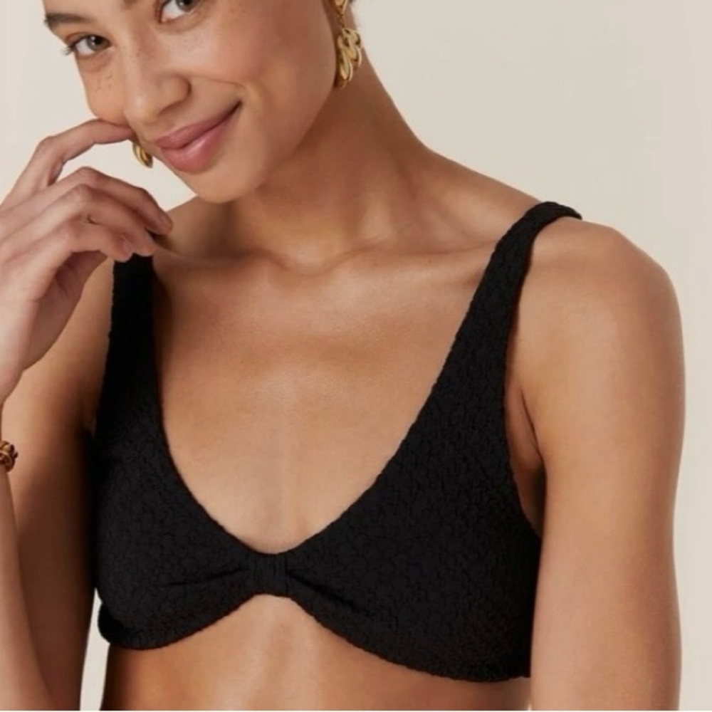 Andie The Amor Bikini Top. Black. Large. Textured.‎